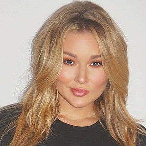 Hunter McGrady Wiki, Height, Weight, Husband, Boyfriend