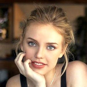 Kelli Garner Married, Husband, Net Worth, Dating, Age, Family